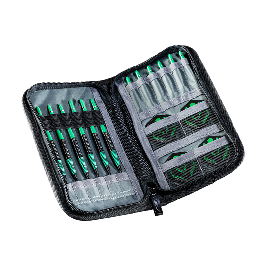 Das Bild zeigt das Winmau Urban Slim Dartcase in Schwarz, geöffnet mit mehreren Darts und Zubehör ordentlich einsortiert. Das Etui verfügt über verschiedene Fächer zur sicheren Aufbewahrung der Dartpfeile und Flights.