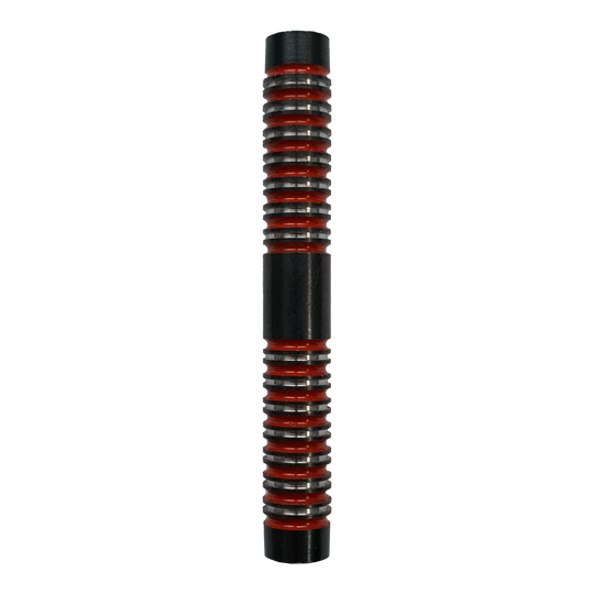 Das Bild zeigt ein McDart Crimson Softdart Barrel mit einem Gewicht von 20g. Das Barrel ist schwarz mit roten Rillen und hat ein geriffeltes Design für besseren Halt.