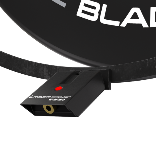 Zestaw akcesoriów plazmowych Winmau Das Bild zeigt das Winmau Plasma Zubehör Set, das an einem Dartboard befestigt ist. Sichtbar ist ein schwarzes Gerät mit der Aufschrift "Laser Oche Winmau" und einem roten Knopf.