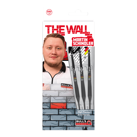 Auf dem Bild ist die Verpackung der "Bulls Martin Schindler The Wall Black Brass Steeldarts" zu sehen. Auf der Vorderseite sind das Produkt, ein Porträt von Martin Schindler und das Markenlogo abgebildet.