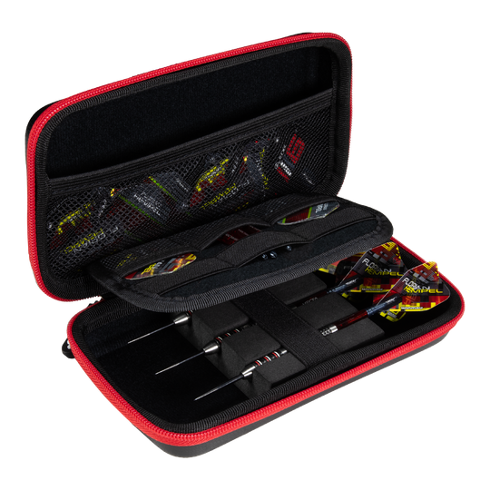Das Bild zeigt das Winmau Florian Hempel Tour Edition Dartcase, das geöffnet und mit Darts sowie Zubehör bestückt ist. Die Darttasche hat einen schwarzen Innenraum mit Netzfächern und wird von einem roten Reißverschluss umrandet.