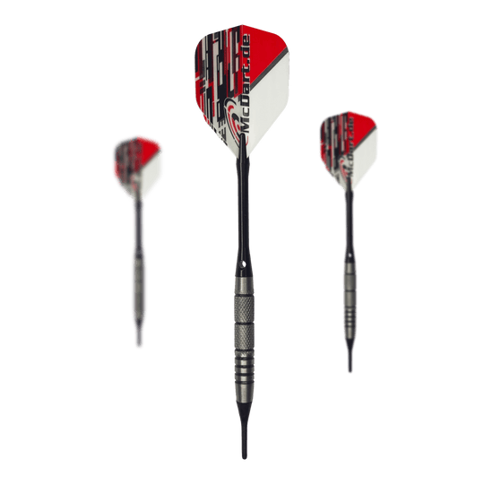 Lotki miękkie McDart 85 Tungsten V9 - 17,5 g Das Bild zeigt drei McDart 85er Tungsten V9 Softdarts mit einem Gewicht von 17,5g. Die Darts haben silberne Barrels und rot-weiße Flights mit dem Aufdruck "McDart.de".