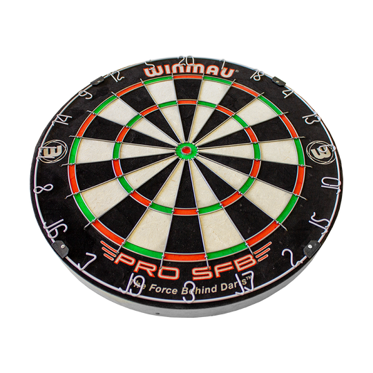 1602_Winmau_Pro_SFB_Dartboard_2 Das Bild zeigt eine Winmau Pro SFB Dartboard-Scheibe. Die Dartscheibe ist rund und in verschiedenen Farben wie Schwarz, Weiß, Rot und Grün unterteilt.