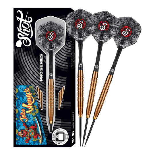 Lotki stalowe Shot Pro Series Jake Womack - 23 g Das Bild zeigt das Produkt "Shot Pro Series Jake Womack Steeldarts - 23g". Drei Steeldarts mit schwarz-goldenem Griff und verzierten Flights sind neben der Verpackung zu sehen.