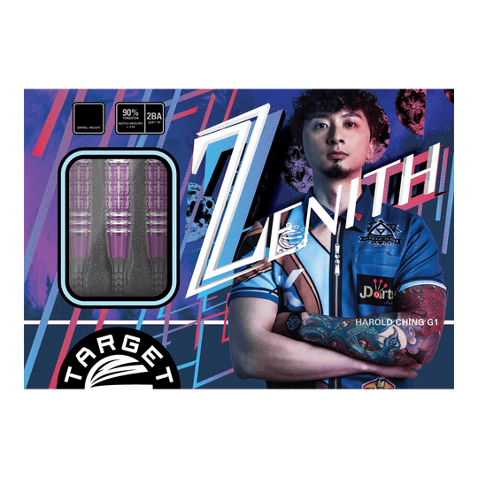 Das Bild zeigt die Verpackung der "Target Japan Prime Series Tung Suk Zenith GEN1 Softdarts - 19g". Auf der linken Seite sind drei Softdarts mit lila Akzenten zu sehen, auf der rechten Seite posiert ein Mann mit verschränkten Armen.