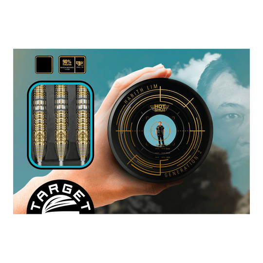Stalowe lotki Target Japan Hot Shot GEN2 - 23 g Das Bild zeigt das Produkt "Target Japan Hot Shot GEN2 Steeldarts - 23g" in einer ansprechenden Verpackung. Links sind die drei gold-silbernen Steeldarts zu sehen, rechts die runde Verpackungsbox mit Design und Zielscheibenmotiv.