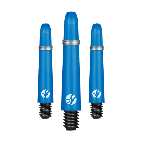 Auf dem Bild sind drei blaue Dartschäfte mit silbernem Ring und schwarzem Schraubgewinde zu sehen. Sie stehen nebeneinander und haben das gleiche Logo aufgedruckt.