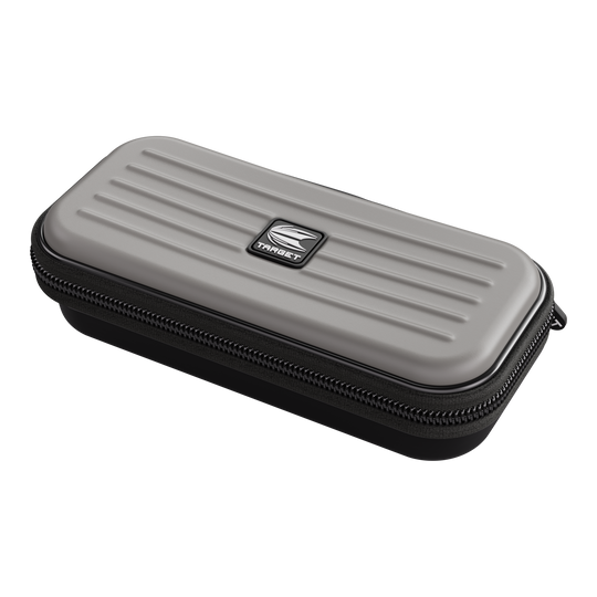 Target Takoma Dartwallet Das Bild zeigt ein rechteckiges, grau-schwarzes Etui mit Reißverschluss. Auf der Oberseite befindet sich ein Logo mit der Aufschrift "TARGET".