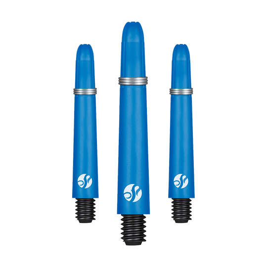 Wałki karbonowe Shot Koi - niebieskie Auf dem Bild sind drei blaue Dartschäfte in unterschiedlicher Länge zu sehen. Sie bestehen aus Carbon und haben schwarze Gewinde sowie silberne Ringe.