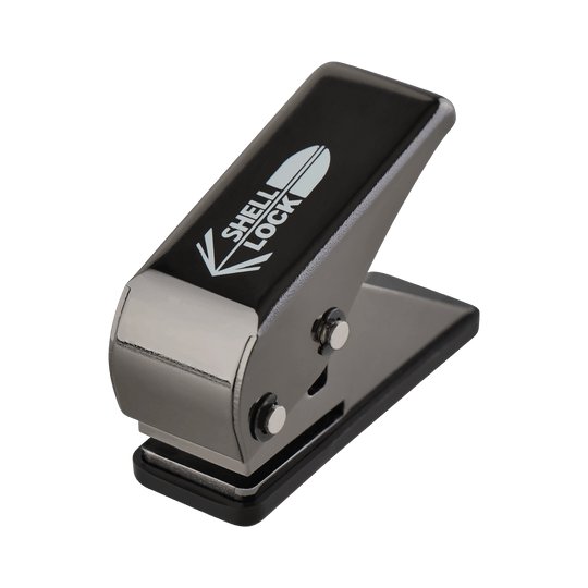 Dziurkacz typu L-Style One80 Shell Lock Punch Flight Punch Das Bild zeigt einen schwarzen L-Style One80 Shell Lock Punch Flightlocher. Er wird verwendet, um kleine Löcher in Dart-Flights zu stanzen.