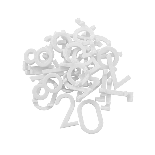 Numery zamienne do tarczy do darta McDart Das Bild zeigt weiße Ersatznummern für eine Dartscheibe. Die Zahlen sind aus Kunststoff und liegen ungeordnet auf einem Haufen.