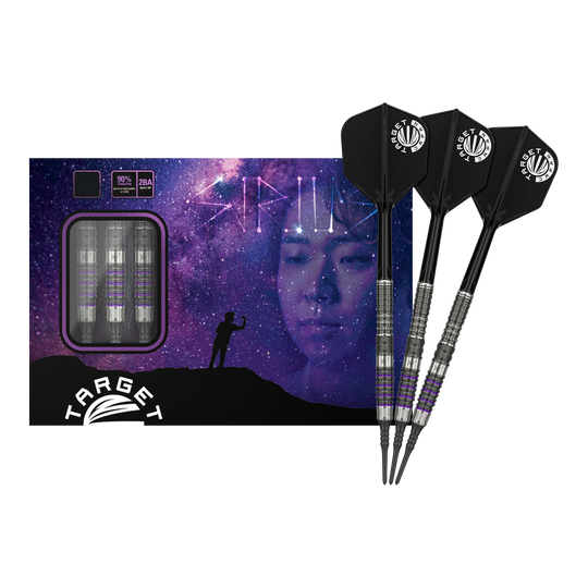 Das Bild zeigt die "Target Japan Prime Series Yuta Hayashi Sirius GEN3 MAX Softdarts - 21,5g" vor einer Verpackung mit einem Weltraum-Motiv. Drei Darts sind neben der Box zu sehen, die schwarze Flights und ein silber-lila Design haben.