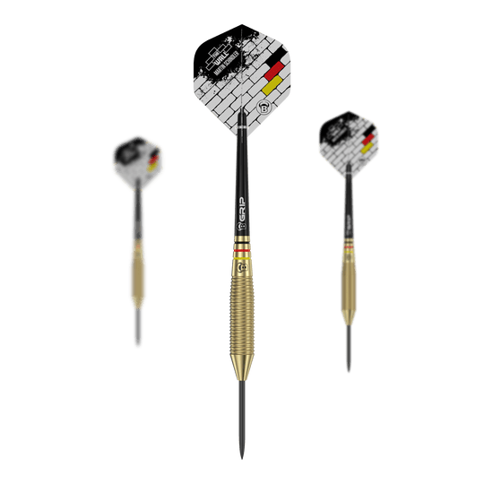 Byki Martin Schindler The Wall Brass Steeldarts Das Bild zeigt drei Steeldarts mit goldfarbenem Griff und schwarzen Spitzen aus der Serie "Bulls Martin Schindler The Wall Brass Steeldarts". Die Flights haben ein Ziegelstein-Design mit den Farben der deutschen Flagge.