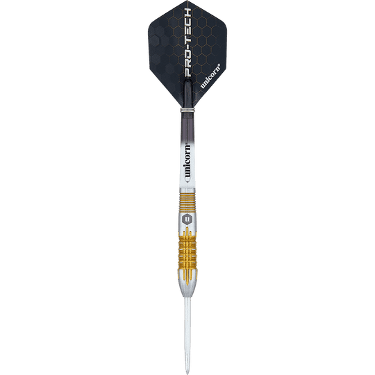 27706_Unicorn_Pro-Tech_Style1_Steeldarts_11NLPN2opwLKDl Auf dem Bild ist ein moderner Steeldartpfeil mit metallic-goldenem Griff und silberner Spitze zu sehen. Die schwarze Flightscheibe trägt die Aufschriften "PRO-TECH" und "unicorn".