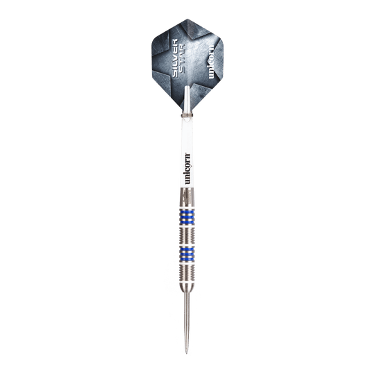 Dieses Bild zeigt Unicorn Silver Star Var.4 Gary Anderson Steeldarts. Die Darts liegen nebeneinander auf einer weißen Fläche.