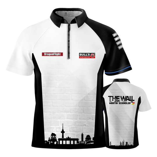 Koszulka Bulls Martin Schindler The Wall z lotkami Auf diesem Bild ist das Bulls Martin Schindler The Wall Dartshirt zu sehen. Das Shirt ist überwiegend weiß mit schwarzen Akzenten und zeigt eine Berliner Skyline sowie den Schriftzug "THE WALL MARTIN SCHINDLER" auf der Rückseite.