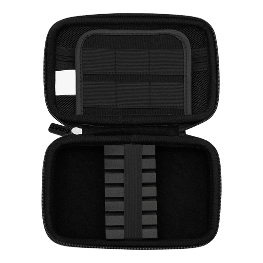 Portfel do darta GOAT Locker XL Das Bild zeigt das offene Etui des Produkts "GOAT Locker XL Dartwallet". Im Inneren befinden sich elastische Halterungen und Fächer zur sicheren Aufbewahrung von Dartzubehör.