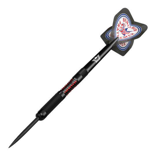 Stalowe lotki Bulls NL Benjamin Pratnemer - 20g Das Bild zeigt einen Steeldart der Marke "Bulls NL Benjamin Pratnemer" mit einem Gewicht von 20 Gramm. Der Dart ist schwarz mit roten Akzenten und hat einen Flight mit dem Namen "Benjamin Pratnemer" darauf.