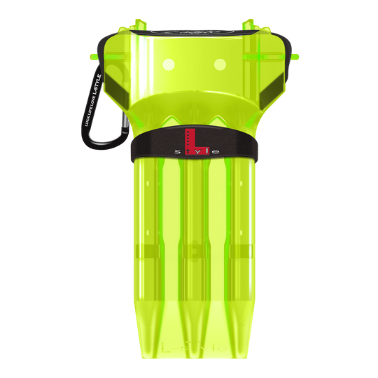 Etui na lotki Krystal One w jednolitym kolorze w stylu L Das Bild zeigt ein neon-gelbes Dartcase von L-Style. Das Case hat einen schwarzen Verschluss und ist durchsichtig gestaltet.