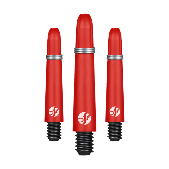 Wałki karbonowe Shot Koi - czerwone Das Bild zeigt drei rote Dartshafts mit silbernen Ringen und schwarzem Gewinde. Sie sind in verschiedenen Längen angeordnet und haben ein weißes Logo aufgedruckt.