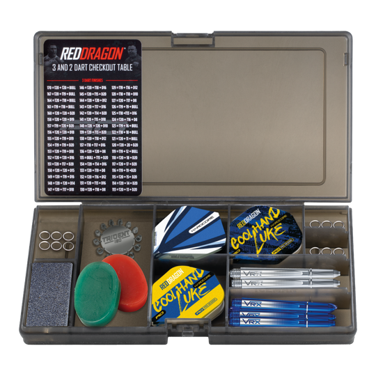 Das Bild zeigt das Red Dragon Luke Humphries Optima Zubehör Pack für Darts. In der Box befinden sich Flights, Shafts, Ringe, Schleifsteine, ein Checkout-Tabelle und weiteres Dartzubehör.