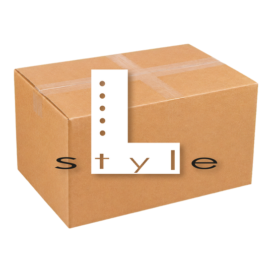 McDart Mystery Box - w stylu L Die Abbildung zeigt die McDart Mystery-Box - L-Style. Diese Box enthält verschiedene Überraschungsprodukte im Bereich L-Style für Dartspieler.