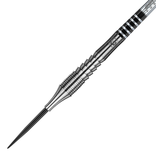 Das Bild zeigt einen Winmau Sniper V1 Steeldart mit einem silbernen, geriffelten Griff. Die Oberfläche des Darts ist aus Metall und hat feine Rillen für besseren Halt.