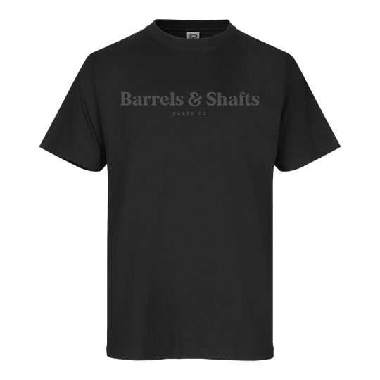 T-shirt „Barrels and Shafts” – czarny Das Bild zeigt ein schwarzes T-Shirt mit dem Aufdruck "Barrels & Shafts" auf der Vorderseite. Unter dem Schriftzug steht in kleinerer Schrift "DARTS CO".