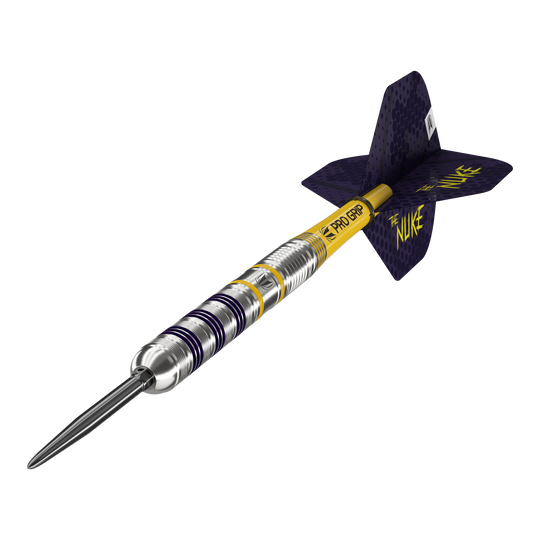 Stalowe rzutki Swiss Point firmy Target Luke Littler Loadout Der Bild zeigt einen Target Luke Littler Loadout Swiss Point Steeldart. Der Dartpfeil hat ein silbernes Barrel mit gelben und lila Akzenten sowie einem gelben Schaft und lila Flight, auf dem "The Nuke" steht.