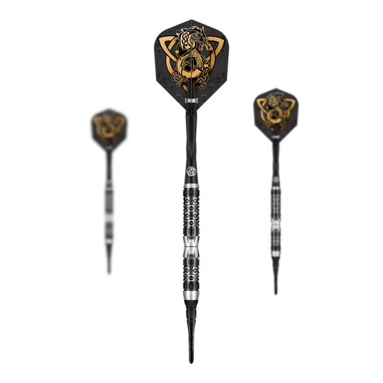 Miękkie lotki Shot Viking Wolf - 20g Das Bild zeigt das Produkt "Shot Viking Wolf Softdarts - 20g". In der Mitte ist ein detaillierter Softdart mit nordischem Wolf-Design in Gold und Schwarz zu sehen.