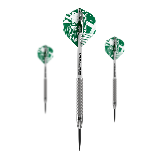 Lotki GOAT Fairway V2 ze stali wolframowej Das Bild zeigt drei GOAT Fairway V2 Tungsten Steeldarts mit silbernen Schäften und grünen Flights. Auf den Schäften steht "GRIPTECH" und die Darts haben eine strukturierte Griffzone.