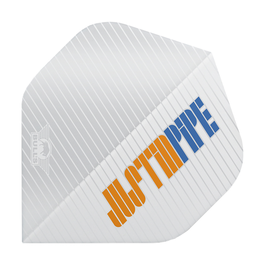 Das Bild zeigt ein weißes Dartflight mit feinen diagonalen Linien. Darauf steht in orange und blau "JUSTIN PIPE" und links unten ist das BULL'S-Logo sichtbar.