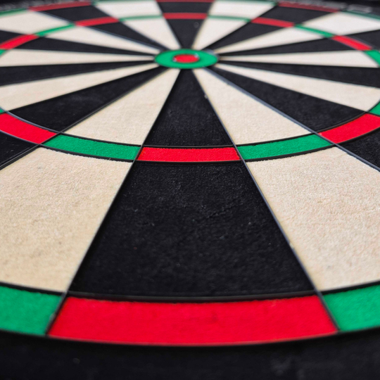 Stalowa tarcza do darta Unicorn Eclipse Ultra 2.0 Das Bild zeigt ein Unicorn Eclipse Ultra 2.0 Steeldartboard aus der Nähe. Die farbigen Felder in Rot, Grün, Schwarz und Weiß sind deutlich zu erkennen.