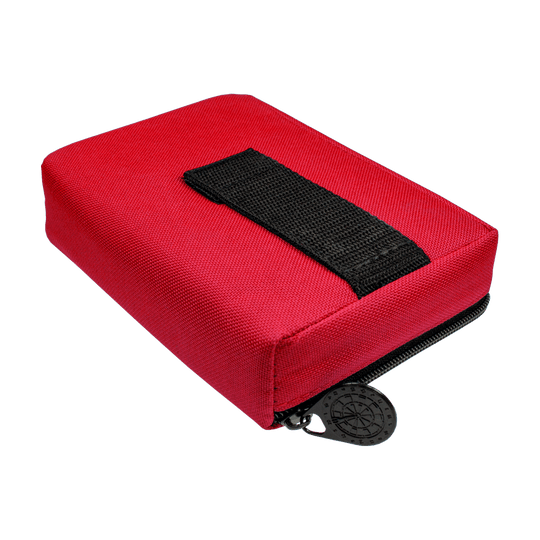 712_McDart_Tasche_Klein_Rot_3 Auf dem Bild ist ein kleines, rotes Etui mit schwarzem Reißverschluss zu sehen. Es handelt sich um das Produkt „McDart Tasche Klein“.