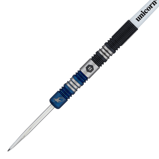Unicorn The Machine James Wade Dwukolorowe stalowe lotki Das Bild zeigt einen Steeldart mit zweifarbigem Griff und blauen Akzenten. Auf dem Dart steht "unicorn" und es handelt sich um das Modell "The Machine James Wade".