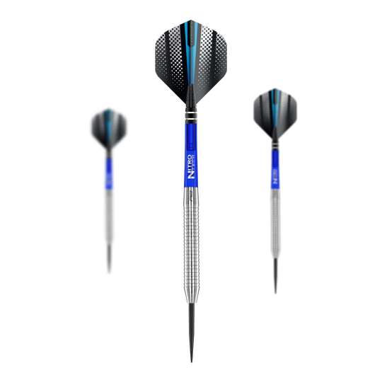 Oryginalne stalowe lotki Red Dragon Razor Edge Das Bild zeigt drei Red Dragon Razor Edge Original Steeldarts mit einem Gewicht von 24g. Die Darts haben blaue Schäfte, silberne Griffbereiche und schwarze Flights mit einem Muster.