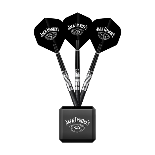 Das Bild zeigt drei schwarze Darts mit dem Jack Daniel's Logo auf den Flights. Sie sind in einem Würfel-Display mit ebenfalls sichtbarem Jack Daniel's Schriftzug aufgestellt.
