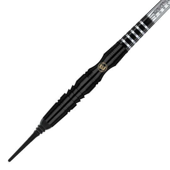 Miękkie lotki Winmau Sniper Black - 20g Dies ist ein Winmau Sniper Black Softdart mit einem Gewicht von 20g. Der Dart hat ein elegantes schwarzes Design mit silbernen Akzenten.
