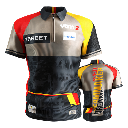 Koszulka do darta Target Coolplay Dimitri Van Den Bergh 2025 Das Bild zeigt das "Target Coolplay Dimitri Van Den Bergh 2025 Dartshirt" von vorne und hinten. Das Shirt ist bunt gestaltet mit den Farben Schwarz, Rot, Gelb und Beige und trägt verschiedene Logos sowie den Schriftzug "DREAMMAKER" auf der Rückseite.