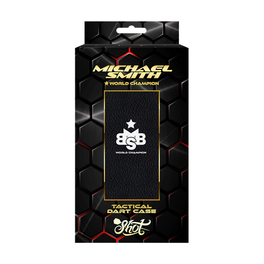 Die Abbildung zeigt die Verpackung des "Shot Michael Smith World Champion Tactical Dartcase - Schwarz". Das Design ist schwarz mit Wabenmuster, goldener Schrift und einem Sichtfenster, das das Dartcase präsentiert.