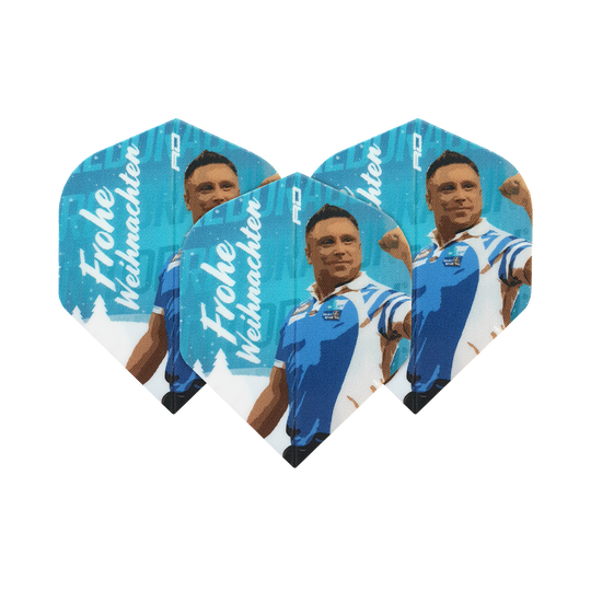 WF-8_Red_Dragon_Merry_Christmas_Flights_Gerwyn_Price_Blue_1IwOefjlvUdjYI Auf dem Bild sind drei blaue Dart-Flights mit dem Motiv eines Sportlers und der Aufschrift "Frohe Weihnachten" zu sehen. Die Flights sind ein Produkt namens "Red Dragon Merry Christmas Flights Gerwyn Price Blue".