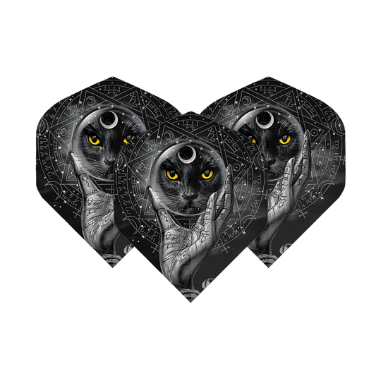 Alchemia Grimalkins Glass No2 Standard Flights Dieses Bild zeigt drei Dartflights mit einem mystischen Design. Darauf ist ein schwarzer Kater mit gelben Augen und einer kristallhaltenden Hand vor einem magischen Hintergrund abgebildet.