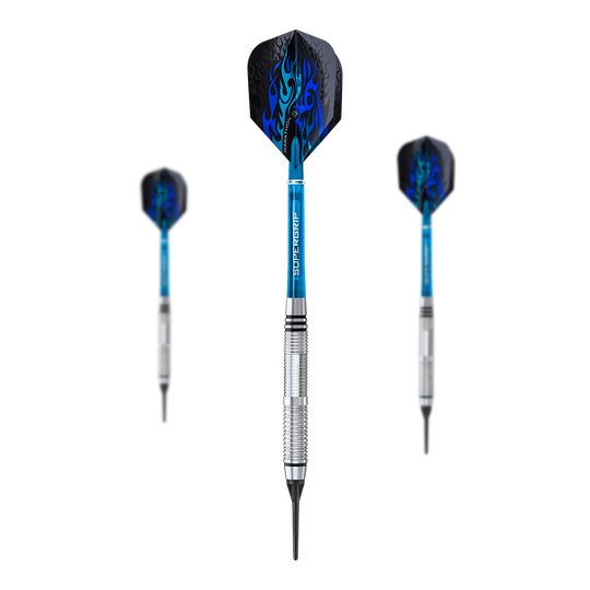 Miękkie rzutki Harrows Blaze Style B - 18g Das Bild zeigt drei Softdarts des Modells „Harrows Blaze Style B“ mit einem Gewicht von 18 Gramm. Die Darts haben blaue Schäfte und schwarze Flights mit blauen Flammenmustern.