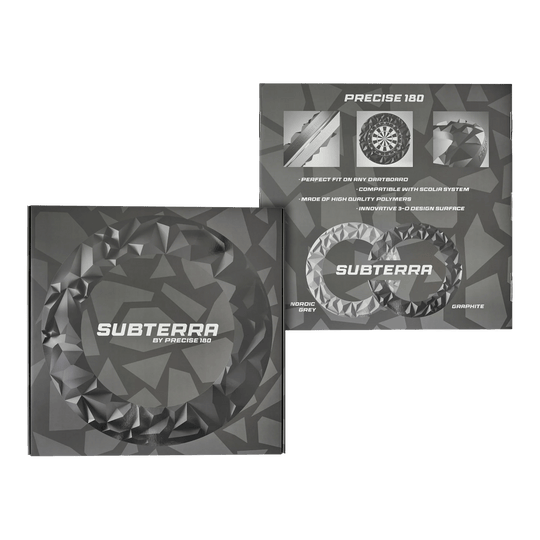 Hier ist das Precise 180 3D Dartboard Surround Subterra in Nordic Grey abgebildet. Es schützt die Umgebung der Dartscheibe vor Treffern.