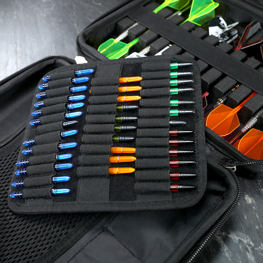 Winmau Armor G4 Dartwallet In diesem Bild ist eine geöffnete schwarze Darttasche mit vielen bunten Dartspitzen und zusammengesetzten Darts zu sehen. Die Dartpfeile und Zubehörteile sind ordentlich in verschiedenen Fächern einsortiert.