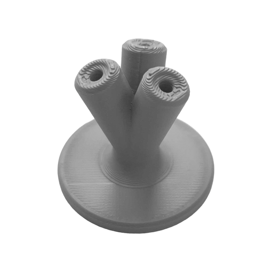 Kompaktowy uchwyt na rzutki NYT Studio Hier sieht man einen kompakten Dart-Halter in Grau. Dieses Zubehör ist praktisch für die Aufbewahrung von Darts.