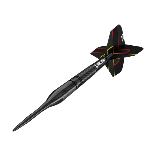 190227_Target_Gabriel_Clemens_Black_Edition_Steeldarts_4 Dies ist ein schwarzer Steeldart mit schmalen Rillen am Barrel und einer matten Spitze. Die Flights sind schwarz mit roten und gelben Linien verziert.