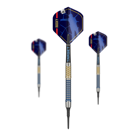 Target Josh Rock GEN1 Miękkie lotki - 20g Das Bild zeigt drei Softdarts des Modells "Target Josh Rock GEN1" mit einem Gewicht von 20g. Die Darts haben blaue Flights mit dem Schriftzug "ROCKY" und ein metallisch gemustertes Barrel.