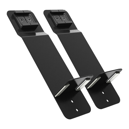 Das Bild zeigt zwei schwarze Metallhalterungen des Produkts "GranDarts GranEye Mag Mount Befestigung". Jede Halterung hat eine gebogene Kante und eine Befestigungsplatte mit Schraubenlöchern.