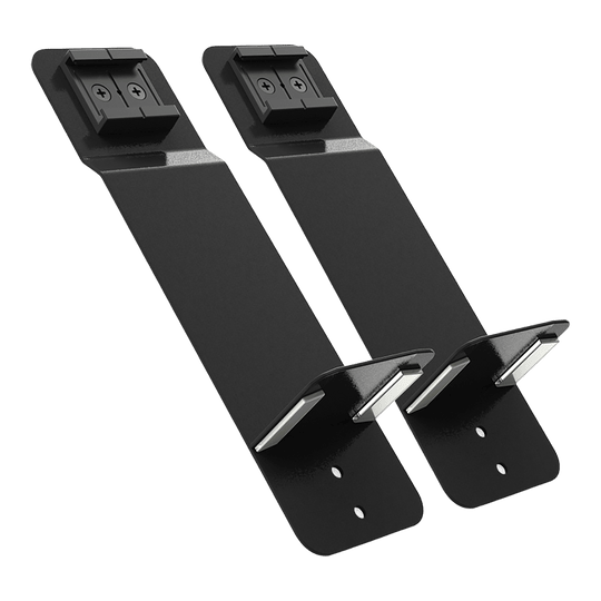 Mocowanie GranDarts Gran Eye Mag Das Bild zeigt zwei schwarze Metallhalterungen des Produkts "GranDarts GranEye Mag Mount Befestigung". Jede Halterung hat eine gebogene Kante und eine Befestigungsplatte mit Schraubenlöchern.